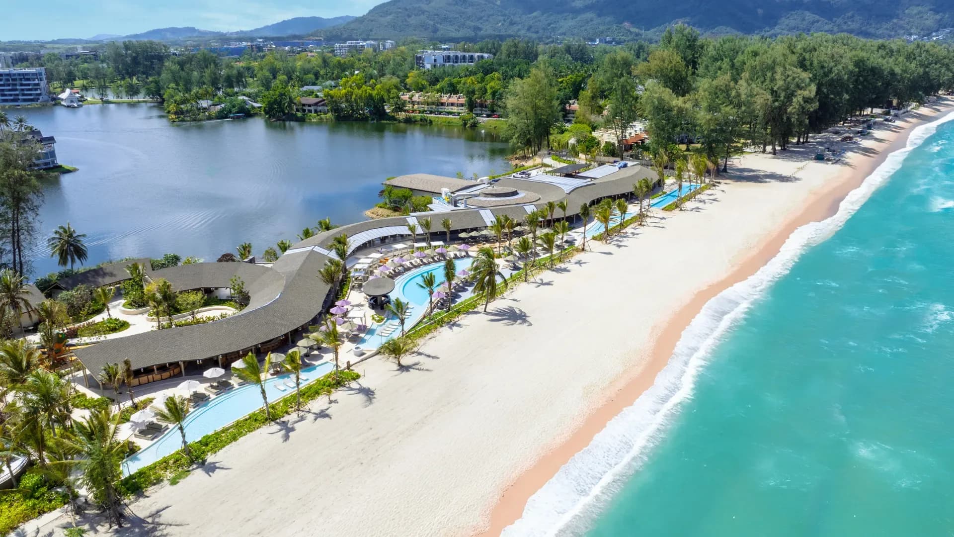 RAVA Beach Club in Bang Tao: ein langer Pool und Pavillons zwischen Lagune und Meer